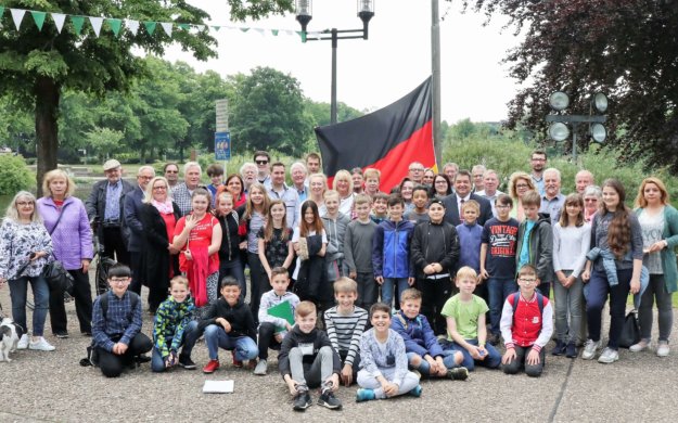 70jahre grundgesetz_flaggenhissen rathaus_2019-05-23
