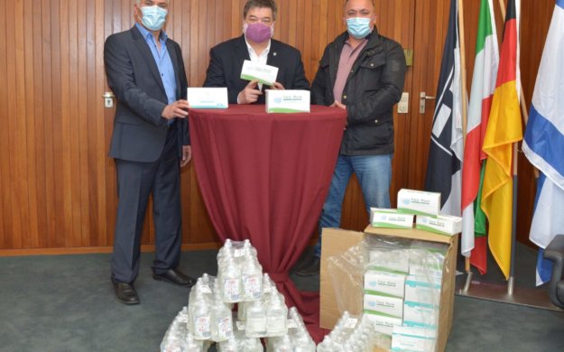 Desinfektionsmittel_Spendenuebergabe_BasicGmbH_1